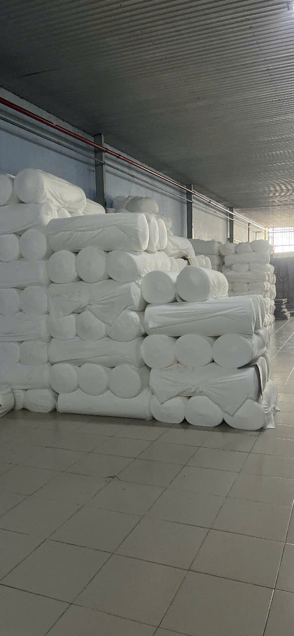 Kho dự trữ cây vải mộc trắng xếp chồng tại xưởng Tiến Phát Đạt